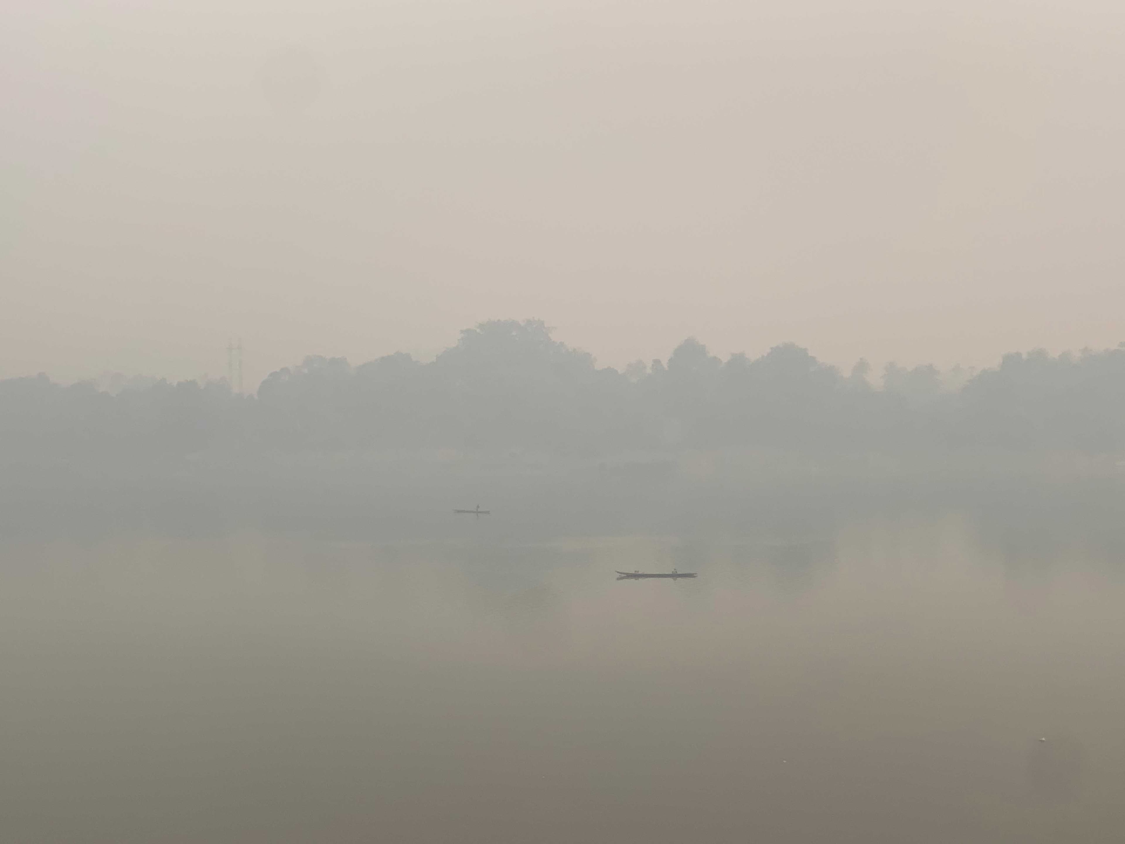 missing image Mekong River in Luang Prabhang, covered by smoke