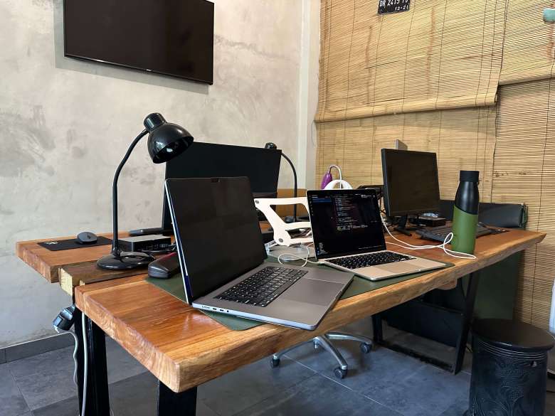 Screen with vs without protector Two laptops next to each other, one with the screen protector an the other without. It is immediately noticeable the difference it makes when seen from the side