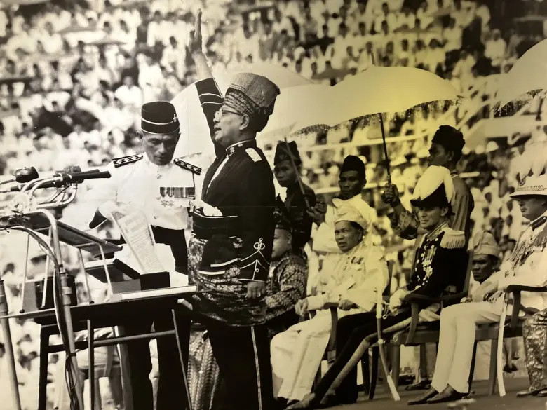 Tunku Abdul Rahman proclaiming "Merdeka", on 31 August 1957 Picture, in black and white, of president Tunku Abdul Rahman proclaiming "Merdeka", on 31 August 1957. Tunku Abdul has his right hand open and lifted towards the sky. Next to him and behind him there are a few high officials of Malaysia. In the background, a big crowd of Malaysian looking at the president.